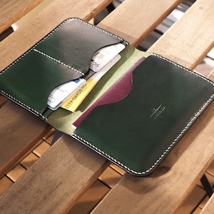 Portapasaporte de piel curtida vegetal: accesorio de viaje elegante y duradero, hecho a mano