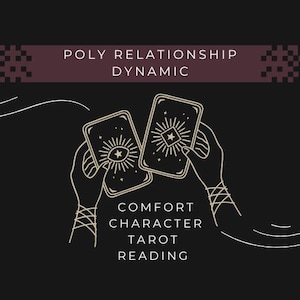 Peut inclure: Deux cartes de tarot avec des motifs dorés sur un fond noir. Les cartes sont tenues par des mains avec des bracelets. Le texte sur les cartes indique "Lecture de tarot de caractère confortable".