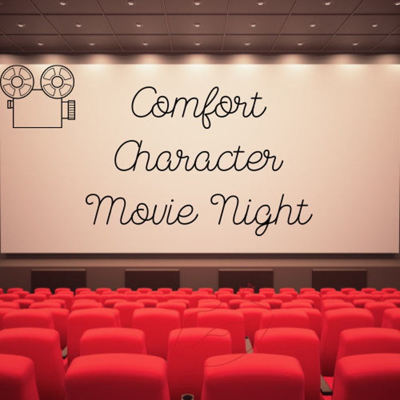 Może przedstawiać: Wnętrze kina z rzędami czerwonych siedzeń zwr&oacute;conych w stronę dużego ekranu. Na ekranie widnieje napis "Comfort Character Movie Night" w eleganckiej czcionce. Grafika starego projektora filmowego znajduje się w lewym g&oacute;rnym rogu.