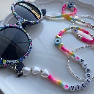 Aangepaste naam lenzenvloeistofketting, gepersonaliseerd cadeau voor kinderen, zonnebrilketting met kleurrijke kralen, naambrilhouder met kralen