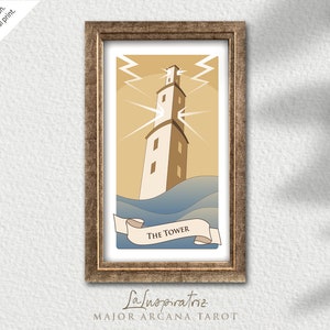 以下が含まれることがあります： 塔のカードのヴィンテージスタイルのタロットカードイラスト。カードは、尖った屋根を持つ背の高い白い塔が、稲妻と波に囲まれている様子を描いています。塔の下の横断幕には「THE TOWER」という文字が書かれています。カードは金色の額縁に収められています。