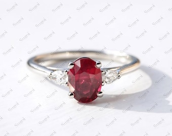Anillo de compromiso de rubí cultivado en laboratorio genuino de tres piedras ovaladas, anillo de promesa de piedra de nacimiento de julio, anillo de trilogía de rubí, plata chapada en oro blanco/rosa