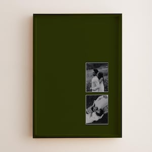 Könnte beinhalten: Ein dunkelgrüner Bilderrahmen mit zwei Schwarz-Weiß-Fotografien. Die Fotos zeigen ein Paar in verschiedenen Posen. Der Rahmen ist rechteckig und an einer hellen Wand befestigt.