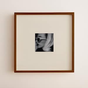 Moldura de parede quadrada personalizada para fotos: pôster minimalista moderno neutro, impressão fotográfica personalizada para presente (download digital) C18