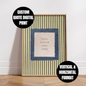 Puede incluir: Impresión digital de cita personalizada enmarcada. La impresión presenta un cuadrado beige con el texto "YOUR CUSTOM TEXT HERE" dentro de un borde azul festoneado. El fondo tiene rayas verticales verdes y blancas. El marco es de color madera clara. Formatos vertical y horizontal.