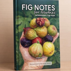 以下が含まれることがあります： 「FIG NOTES for Newbies」というタイトルの本。表紙には、さまざまなイチジクを手で持っている画像が使われています。イチジクは緑、黄色、赤、紫の色合いです。本のタイトルは白で、著者の名前は一番下にあります。