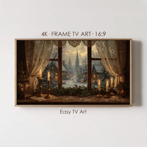Puede incluir: Obra de arte digital titulada 4K FRAME TV ART 16:9 y Easy TV Art, que muestra un pueblo invernal visto a través de una ventana con cortinas de encaje, iluminado por cuatro velas encendidas sobre un alféizar de madera, con una iglesia al fondo.