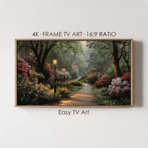 Puede incluir: Una impresión artística digital enmarcada para una pantalla de TV, que presenta una serena escena de camino de jardín. La obra de arte muestra un camino bordeado de exuberante vegetación, flores rosas y rojas en flor, e iluminado por farolas antiguas. El texto en el marco dice "4K • FRAME TV ART • 16:9 RATIO" y "Easy TV Art."