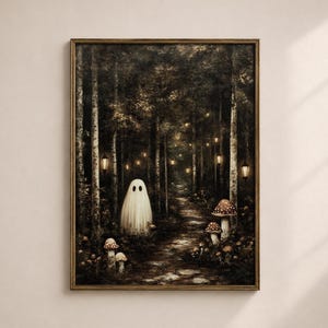 Könnte beinhalten: Ein gerahmter Wandkunstdruck, der einen dunklen, stimmungsvollen Wald mit einer weißen Geisterfigur in der Mitte zeigt. Der Pfad ist von rot-weiß gepunkteten Pilzen gesäumt und leuchtende Laternen hängen an den hohen, schlanken Bäumen.