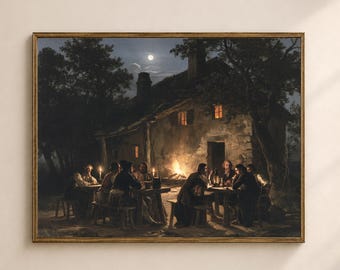 Puede incluir: Un cuadro de paisaje enmarcado que representa a un grupo de personas reunidas alrededor de mesas de madera fuera de una cabaña de piedra por la noche. Una luna llena brillante ilumina el cielo oscuro, mientras un fuego cálido brilla cerca.