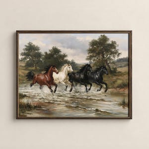 以下が含まれることがあります： 浅い川を駆け抜ける4頭の馬を描いた額装された風景画。馬は茶色、白、そして2頭の黒い馬で、左から右へ移動しています。背景には緑の木々、なだらかな丘、曇り空が描かれています。