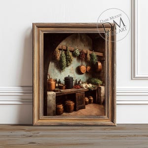 Könnte beinhalten: Gerahmter Wandkunstdruck, der eine rustikale Küchenszene darstellt. Das Kunstwerk zeigt eine Holztheke mit verschiedenen Gläsern, Töpfen und Kräutern. Kupferkessel hängen darüber, und die Farbpalette ist warm mit Erdtönen. Der Text "DARK MOODY WALL ART" befindet sich oben rechts.