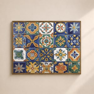 Könnte beinhalten: Ein gerahmtes Wandkunstwerk mit einem Raster aus 20 dekorativen Keramikfliesen. Jede Fliese zeigt ein einzigartiges Blumen- oder geometrisches Design in Blau-, Gelb-, Orange- und Grüntönen. Die Fliesen sind in einem warmen, braunen Holzrahmen eingefasst.