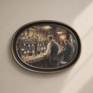 Pu&ograve; includere: Dipinto ovale incorniciato raffigurante una scena di pub. L'opera mostra un barista che serve birra ai clienti. Il bancone &egrave; pieno di rubinetti e bottiglie. La cornice ha una finitura nera e oro, aggiungendo un tocco classico.