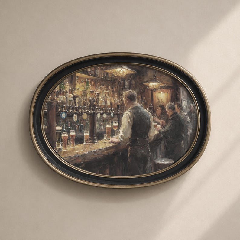 Pu&ograve; includere: Dipinto ovale incorniciato raffigurante una scena di pub. L'opera mostra un barista che serve birra ai clienti. Il bancone &egrave; pieno di rubinetti e bottiglie. La cornice ha una finitura nera e oro, aggiungendo un tocco classico.