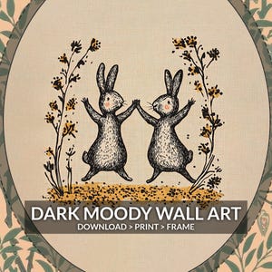 Pode incluir: Dois coelhos pretos com orelhas compridas est&atilde;o dan&ccedil;ando em um c&iacute;rculo de flores amarelas. O fundo &eacute; bege claro com uma textura sutil. O texto "DARK MOODY WALL ART" est&aacute; na parte inferior da imagem, com o texto "DOWNLOAD > PRINT > FRAME" abaixo.