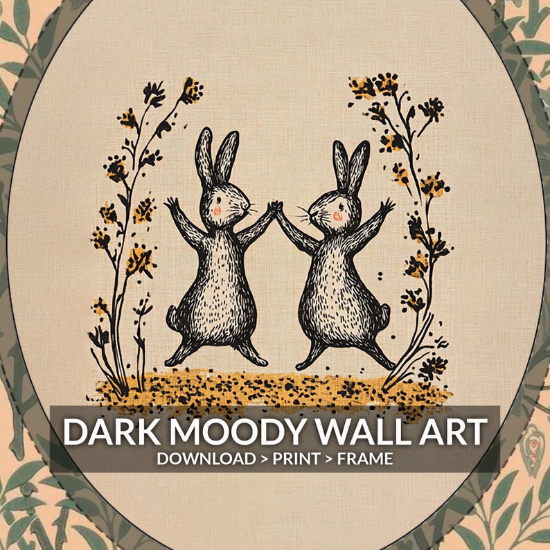 Pode incluir: Dois coelhos pretos com orelhas compridas est&atilde;o dan&ccedil;ando em um c&iacute;rculo de flores amarelas. O fundo &eacute; bege claro com uma textura sutil. O texto "DARK MOODY WALL ART" est&aacute; na parte inferior da imagem, com o texto "DOWNLOAD > PRINT > FRAME" abaixo.