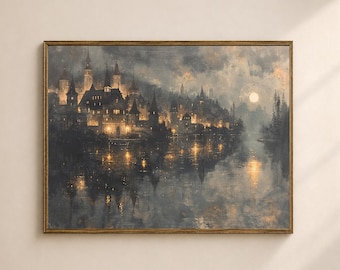 Op de afbeelding: Een ingelijst landschapsschilderij toont een nachtelijke stadsgezicht dat weerspiegeld wordt in het water. Het kunstwerk heeft een donker kleurenpalet met verlichte gebouwen en een volle maan. De lijst is warm goudkleurig.