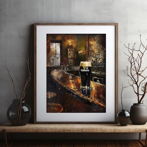 K&ouml;nnte beinhalten: Ein Gem&auml;lde einer dunklen Holztheke mit einem Glas Guinness auf der Theke. Die Bar ist schwach beleuchtet und hinter der Theke befinden sich Flaschen mit Alkohol in den Regalen.