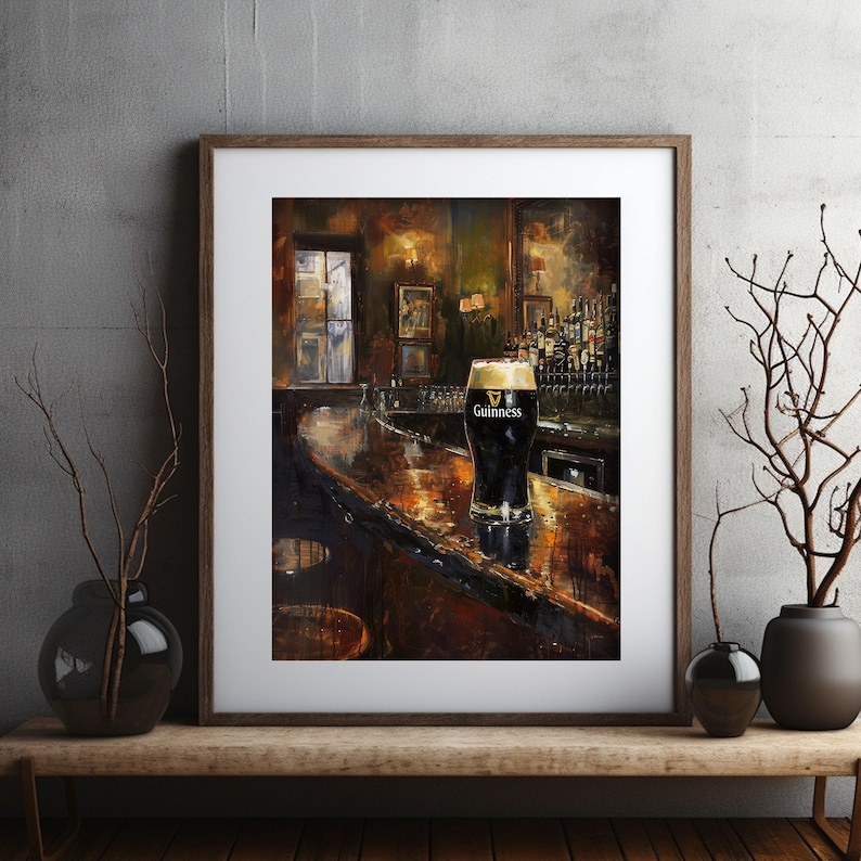 K&ouml;nnte beinhalten: Ein Gem&auml;lde einer dunklen Holztheke mit einem Glas Guinness auf der Theke. Die Bar ist schwach beleuchtet und hinter der Theke befinden sich Flaschen mit Alkohol in den Regalen.