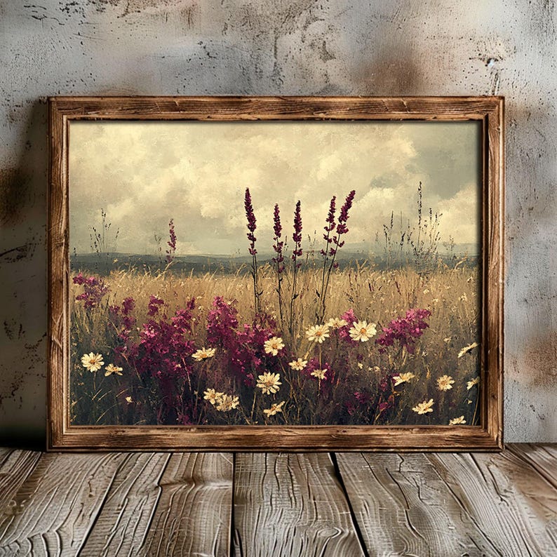 K&ouml;nnte beinhalten: Ein gerahmter Vintage-Druck eines Wildblumenfeldes. Die Blumen sind eine Mischung aus rosa und wei&szlig;, mit einem verschwommenen Hintergrund aus einem Feld und Himmel.