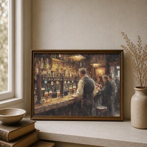 Pu&ograve; includere: Dipinto incorniciato raffigurante una scena di pub vintage. Un barista &egrave; dietro il bancone, che serve birra. I clienti sono riuniti, gustando bevande. Il bar &egrave; fornito di bottiglie e rubinetti. L'opera d'arte ha una tavolozza di colori caldi.
