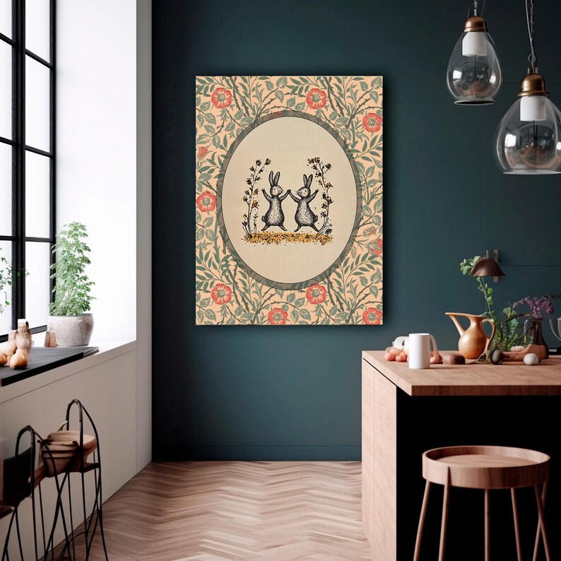 Pode incluir: Uma ilustra&ccedil;&atilde;o de estilo vintage de dois coelhos dan&ccedil;ando em uma moldura floral. Os coelhos s&atilde;o preto e branco, e a moldura est&aacute; cheia de flores rosa e verdes.