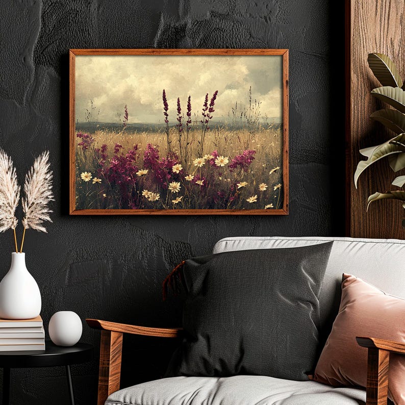 K&ouml;nnte beinhalten: Ein gerahmtes Foto eines Wildblumenfeldes mit einem bew&ouml;lkten Himmel im Hintergrund. Die Blumen sind eine Mischung aus Wei&szlig; und Rosa, und der Himmel ist ein sanftes Blau mit Graut&ouml;nen.