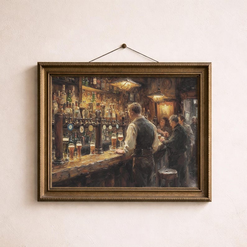 Pu&ograve; includere: Dipinto incorniciato di una scena da pub. Un barista serve i clienti, con spillatrici di birra e bicchieri sul bancone. L'opera d'arte ha una calda tavolozza di colori che cattura l'atmosfera del pub.