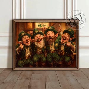 Può includere: Quattro folletti vestiti di verde, con cappelli e barbe, ridono insieme. I folletti tengono delle tazze e si trovano in un'ambientazione da pub.