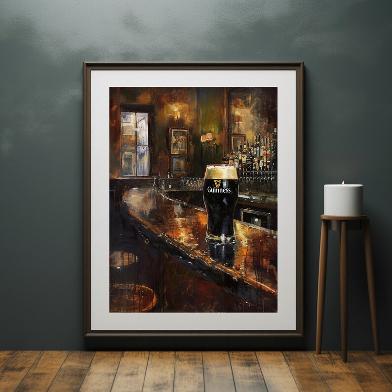 K&ouml;nnte beinhalten: Ein Gem&auml;lde einer dunklen Holzbar mit einem Glas Guinness auf der Theke. Die Bar ist schwach beleuchtet und hinter der Theke befinden sich Flaschen mit Alkohol in den Regalen.