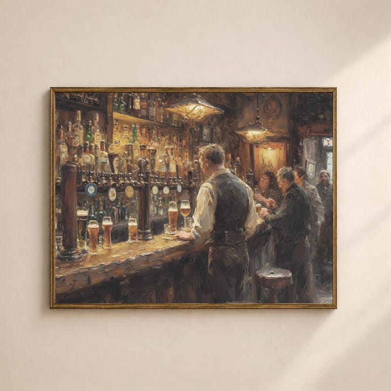 Pu&ograve; includere: Dipinto incorniciato raffigurante una scena di pub con un barista e clienti. Il bar &egrave; fornito di bottiglie e spillatrici di birra. Diversi bicchieri di birra sono sul bancone. L'illuminazione &egrave; calda, con una tavolozza di colori marrone e oro.