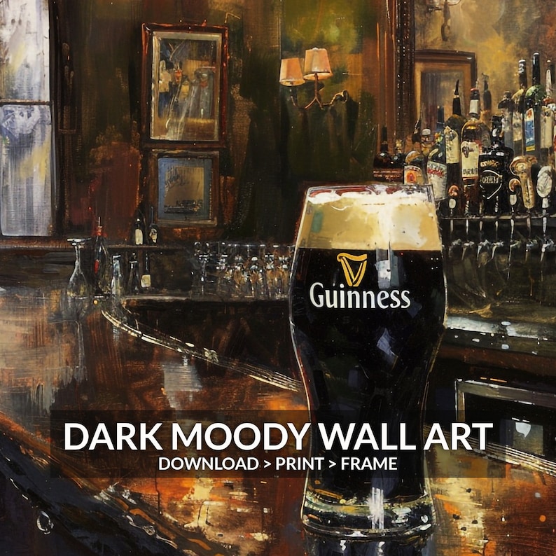 K&ouml;nnte beinhalten: Ein dunkles und stimmungsvolles Gem&auml;lde eines Guinness-Pints in einer Pub-Atmosph&auml;re. Das Glas steht auf einer Holztheke mit einem verschwommenen Hintergrund aus Flaschen und einem Spiegel. Der Text "Guinness" ist auf dem Glas zu sehen.