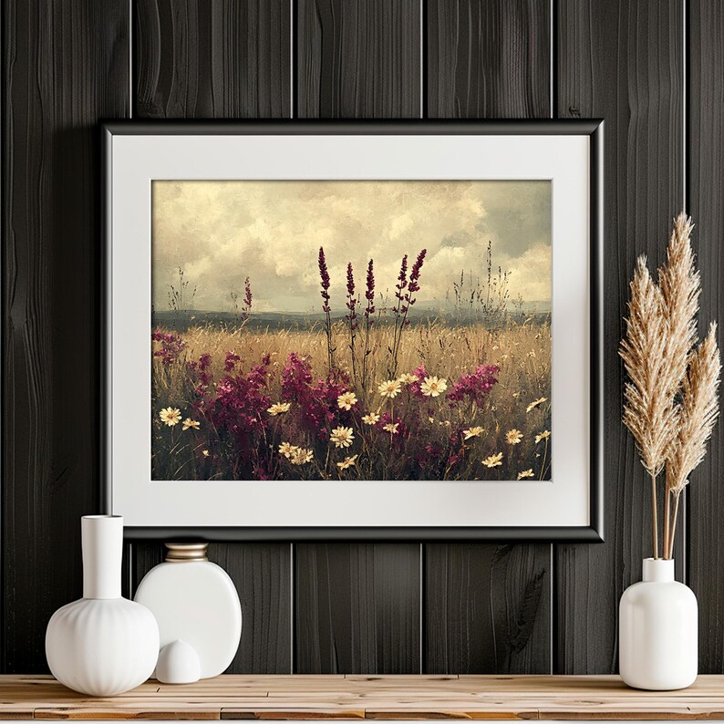 K&ouml;nnte beinhalten: Ein gerahmter Druck eines Vintage-Fotos von einem Feld mit Wildblumen. Die Blumen sind eine Mischung aus Rosa und Wei&szlig;, und der Hintergrund ist ein weiches, nebliges Blau.