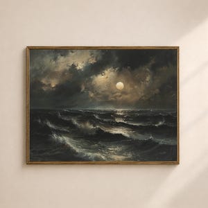 Peut inclure: Peinture de paysage marin vintage encadrée, représentant un océan éclairé par la lune sous un ciel nuageux et dramatique. L'œuvre présente des bleus et des gris foncés, la lune projetant une douce lueur sur les vagues turbulentes. Le cadre est de couleur dorée chaude.