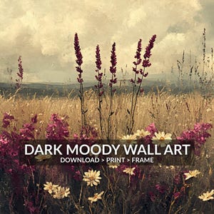 K&ouml;nnte beinhalten: Ein stimmungsvolles digitales Gem&auml;lde eines Feldes mit Wildblumen vor einem weichen, nebeligen Hintergrund. Die Blumen sind eine Mischung aus Lila und Wei&szlig;, und das Feld ist von hohem Gras umgeben. Der Text "DARK MOODY WALL ART DOWNLOAD > PRINT > FRAME" befindet sich am unteren Rand des Bildes.