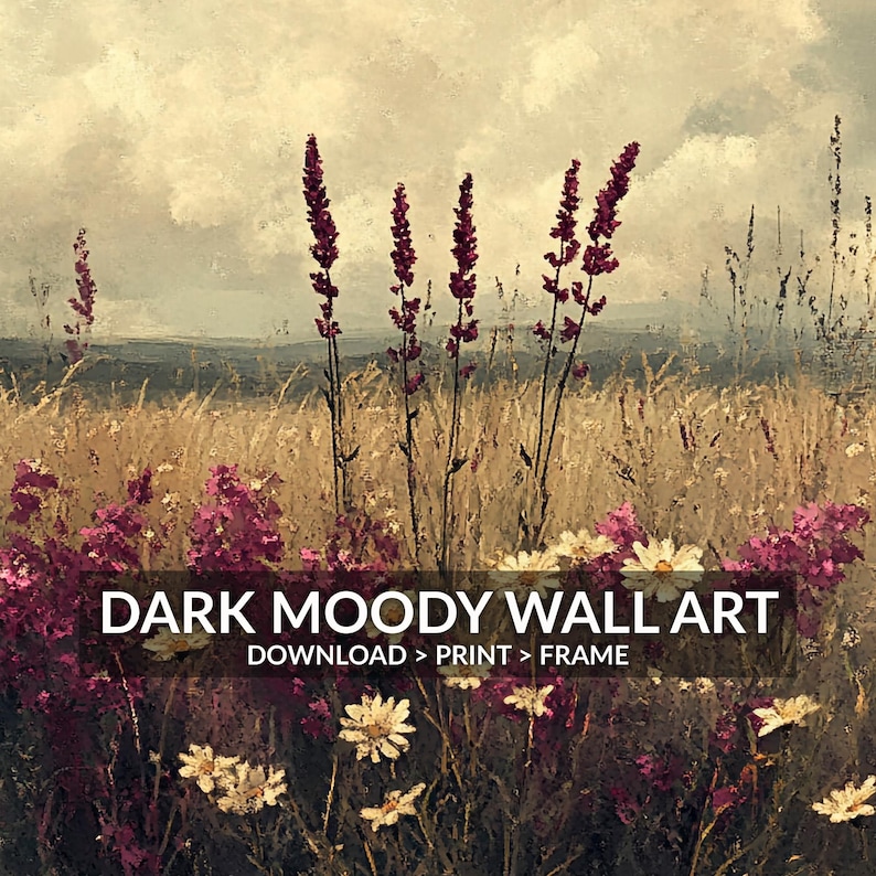 K&ouml;nnte beinhalten: Ein stimmungsvolles digitales Gem&auml;lde eines Feldes mit Wildblumen vor einem weichen, nebeligen Hintergrund. Die Blumen sind eine Mischung aus Lila und Wei&szlig;, und das Feld ist von hohem Gras umgeben. Der Text "DARK MOODY WALL ART DOWNLOAD > PRINT > FRAME" befindet sich am unteren Rand des Bildes.
