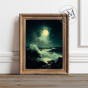 Könnte beinhalten: Ein gerahmtes Gemälde, das ein dunkles, stürmisches Meer mit großen Wellen zeigt, die an der Küste brechen. Der Mond ist am Himmel sichtbar und wirft einen sanften, gelben Schein auf das Wasser.