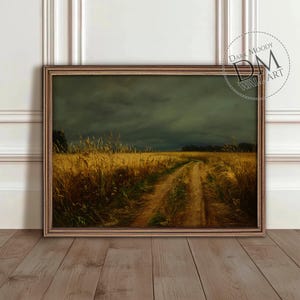 Könnte beinhalten: Gerahmter Kunstdruck, der eine ländliche Landschaft mit einem Feldweg durch ein Weizenfeld unter einem dunklen, stürmischen Himmel zeigt. Das Kunstwerk befindet sich in einem Holzrahmen und trägt den Text "DARK MOODY WALL ART".