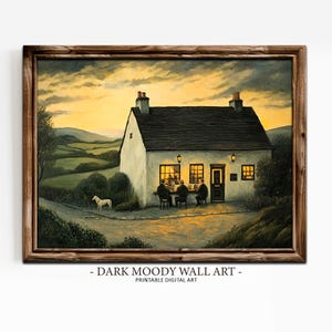 Può includere: Una stampa incorniciata di una pittoresca scena di cottage al crepuscolo. L'opera raffigura un edificio bianco con un tetto scuro, finestre illuminate e figure sedute a un tavolo. Un cane è su un sentiero e il testo recita "DARK MOODY WALL ART - PRINTABLE DIGITAL ART."