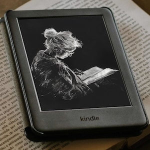 Könnte beinhalten: Ein Schwarzweißbild einer Person, die ein Buch auf einem Kindle E-Reader liest. Die Person sitzt auf einem Stuhl und trägt ein langärmliges Hemd. Der Kindle E-Reader liegt auf einem Tisch und hat das Wort "kindle" auf der Vorderseite.