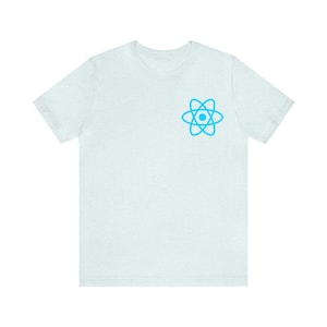Peut inclure: Un t-shirt bleu clair avec un logo React bleu sur la poitrine gauche.