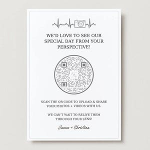 Könnte beinhalten: Eine weiße Karte mit einem grauen QR-Code in der Mitte. Der Text auf der Karte lautet "We'd love to see our special day from your perspective!" und "Scan the QR code to upload & share your photos + videos with us. We can't wait to relive them through your lens!" Die Karte ist mit "James + Christina" signiert.