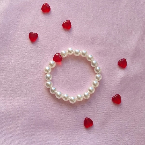 Bracelet de perles nacrées blanches avec cœur en résine rouge pour enfants et adultes