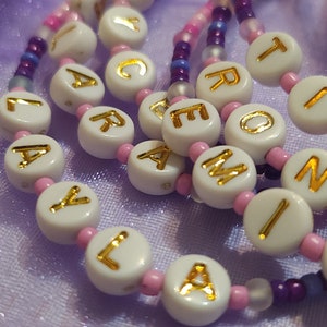 Pulseira com nome feita à mão