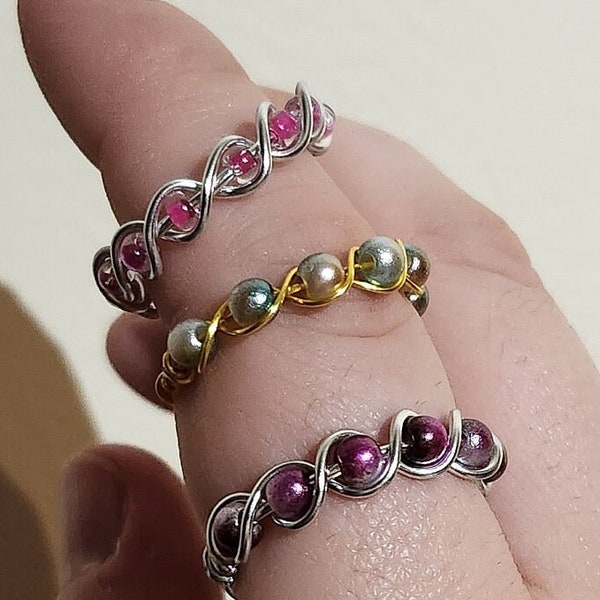 Anillos hechos a mano de alambre y cuentas.