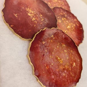 Untersetzer aus Resin - Handgemacht: Festliches Rot und Gold