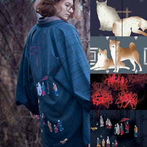 Puede incluir: Una mujer lleva un kimono azul oscuro con un patrón tradicional japonés. El kimono presenta un diseño de personas caminando en procesión, una puerta torii y otras imágenes japonesas. El kimono se lleva sobre una falda roja y blanca degradada.