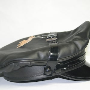Brandneue schwarze Echtleder Biker Black Trim Peak mit schwarzem Riemen Muir Cap Party Cap