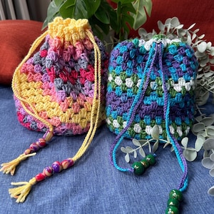 Seau arc-en-ciel ~ Sac seau au crochet fait main en deux versions multicolores (rose et bleu vert) Petit sac à main bohème ~ Sac en coton respectueux de l'environnement